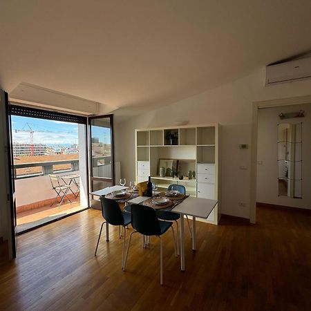 Appartamento Isola- Attico Con Balcone Милан Экстерьер фото